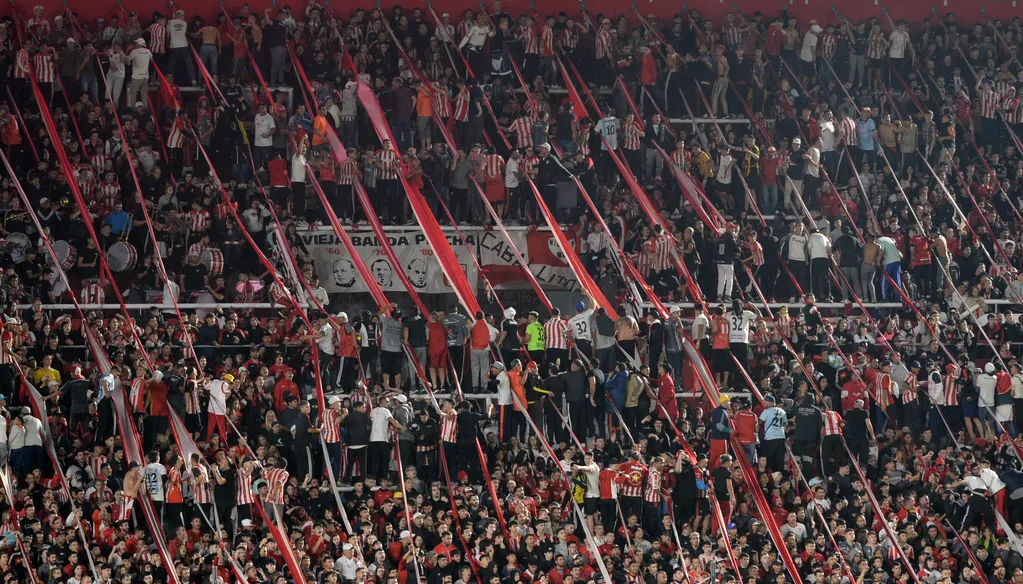 Tensión en La Plata: un hincha cayó de la tribuna de Estudiantes en el partido de la Copa Sudamericana