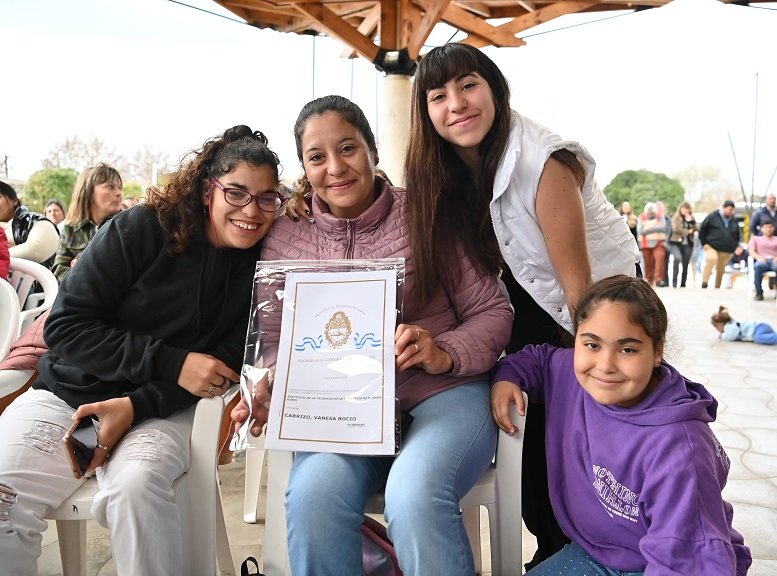 Axel Kicillof Se entregaron 126 títulos de propiedad gratuitos para familias bonaerenses