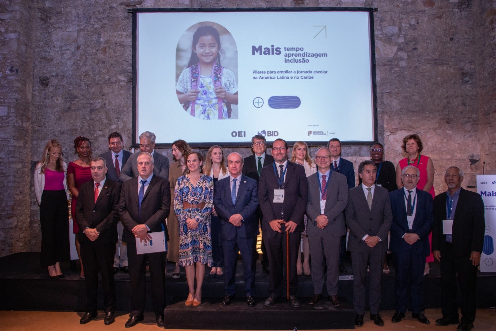 Perczyk expone en Portugal la experiencia argentina para sumar más horas de clase y el impacto de distribuir libros a estudiantes