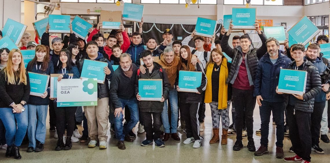 Hurlingham: Zabaleta entregó 1500 netbooks a todas las escuelas secundarias públicas
