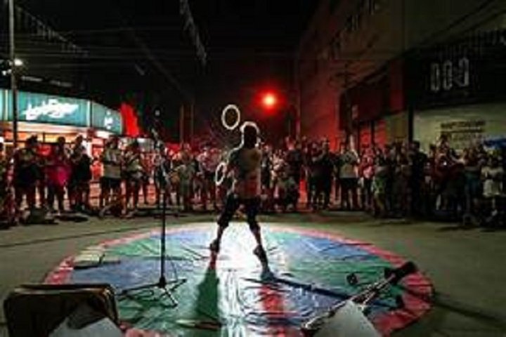 Peatonal, música y shows.