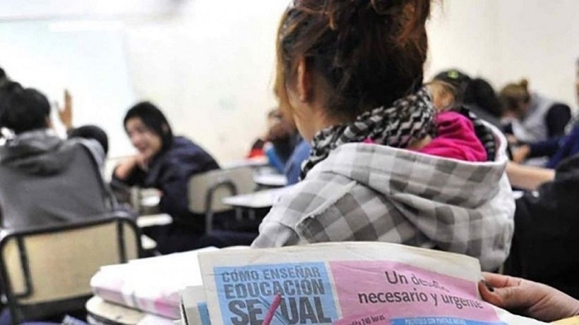 Natalia Alexandre, Diplomada en Educación sexual integral, Profesora y Licenciada En enseñanza de la Biología.