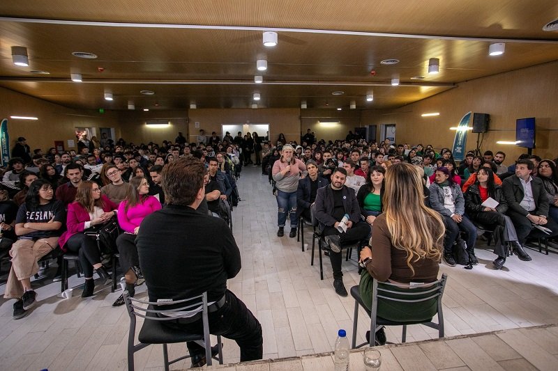 Espinoza y la vicepresidenta de FLACMA conversaron con jóvenes de La Matanza sobre la educación universitaria pública y desafíos del futuro