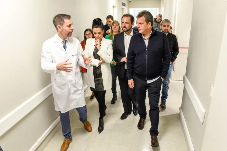 Massa inauguró hospitales