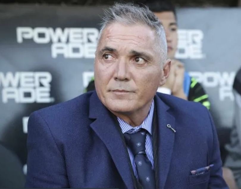 Racing busca DT,