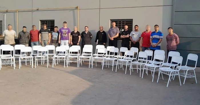 Presos de Libertad repararon 50 sillas y escritorios.