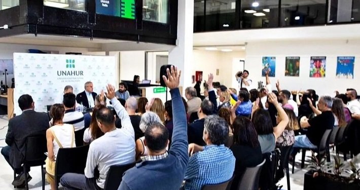 La UNAHUR declaró "emergencia salarial" y reclamó aumentos