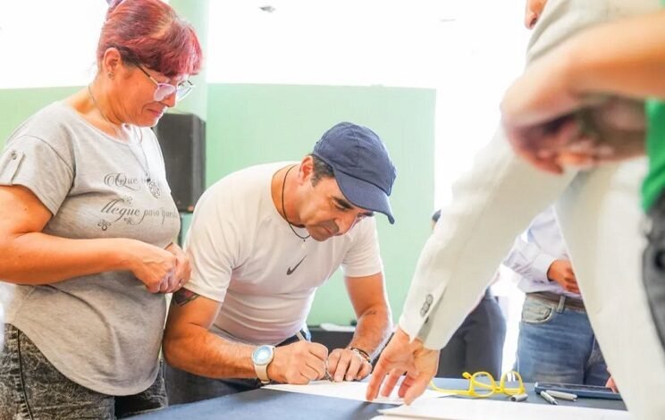 Ituzaingó carried out the signing ceremony for 26 new deeds.