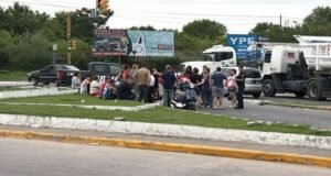 Ciudad Evita. Vecinos cortan un carril sobre la Ruta 21. 