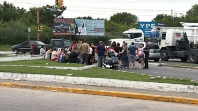 Ciudad Evita. Vecinos cortan un carril sobre la Ruta 21.