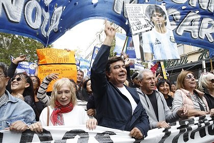 Fernando Espinoza en la masiva marcha al Congreso de la Nación.