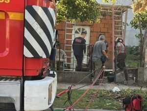 Rescataron a un perro en Ituzaingó que cayó a un pozo ciego luego de tres horas