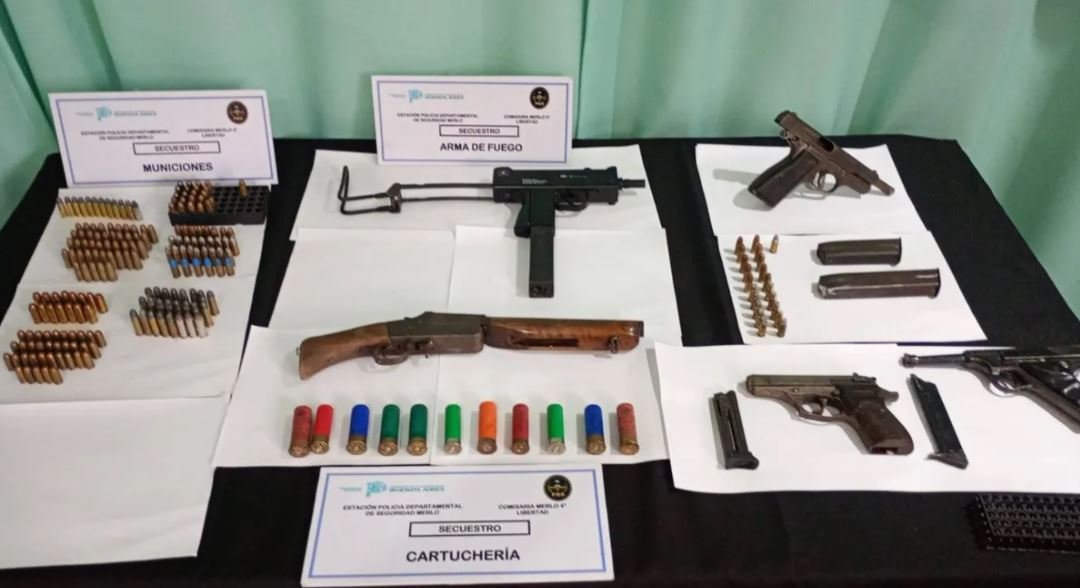 Lo buscaban por robar una Play 5 en Libertad y le encontraron un arsenal de guerra