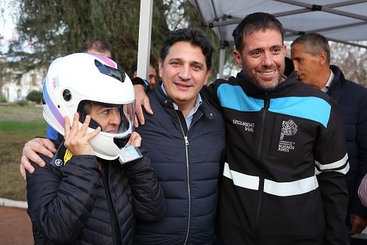 Marinucci, visitó el distrito de Tres Lomas. Entrega de cascos