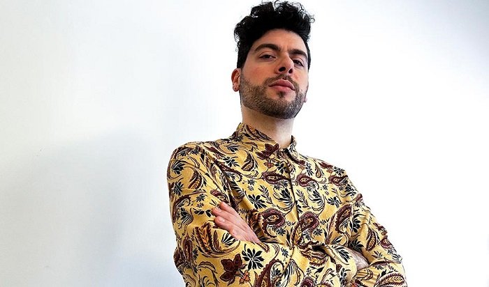 El músico y productor argentino continúa con la presentación.
