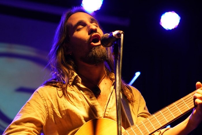 El cantautor, performer y artivista rioplatense.