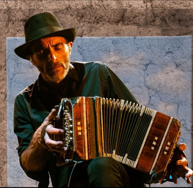 Fusión rioplatense y energía musical: La Maison Ferrés presenta un show para los sentidos