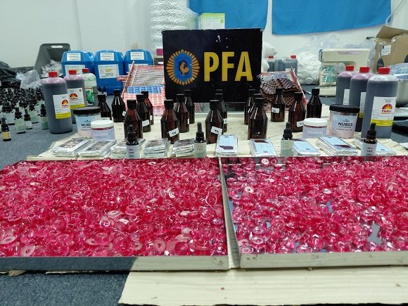La PFA desarticuló una banda dedicada al comercio de golosinas y aceites con sustancias estupefacientes