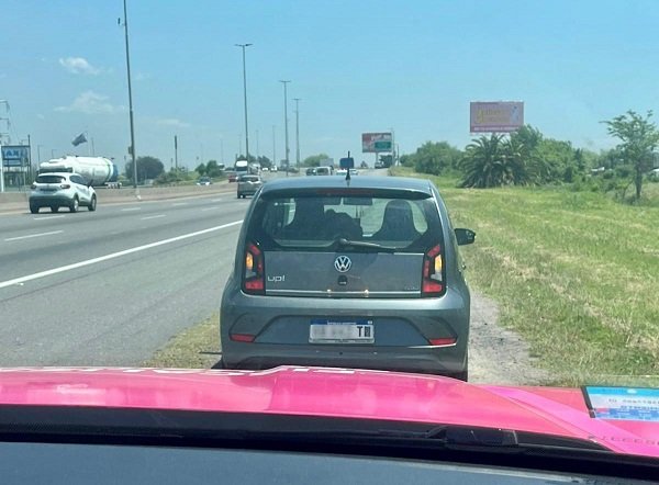 Patente adulterada. Autopista La Plata.