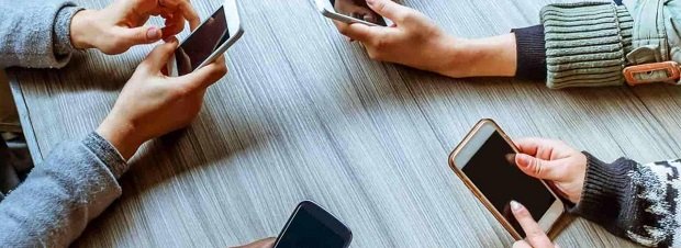 Celular.  Encuesta que busca medir hábitos.