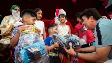 Papá Noel continúa repartiendo alegría.