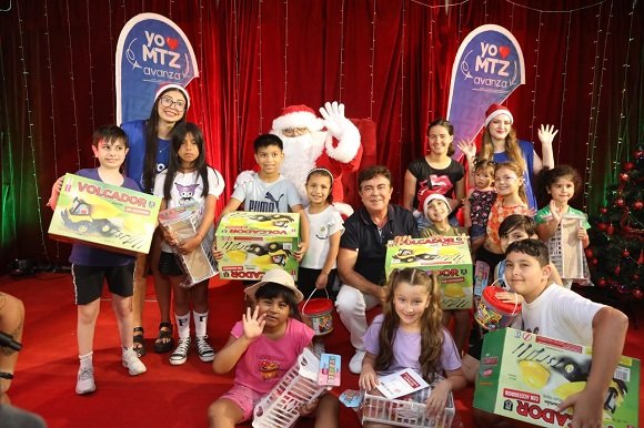  Fernando Espinoza. Niños recibieron su juguete de Navidad”.