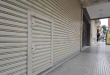 Locales vacíos y comercios en retroceso.