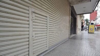 Locales vacíos y comercios en retroceso.