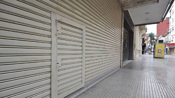 Locales vacíos y comercios en retroceso.