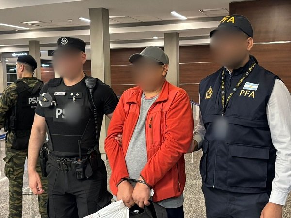 La PFA extraditó desde Bolivia a un hombre.