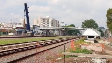 Puente inconcluso sobre el Sarmiento.