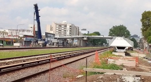 Puente inconcluso sobre el Sarmiento.