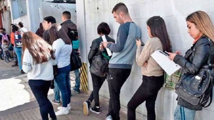 Desempleo y caída industrial profundizan la crisis social.