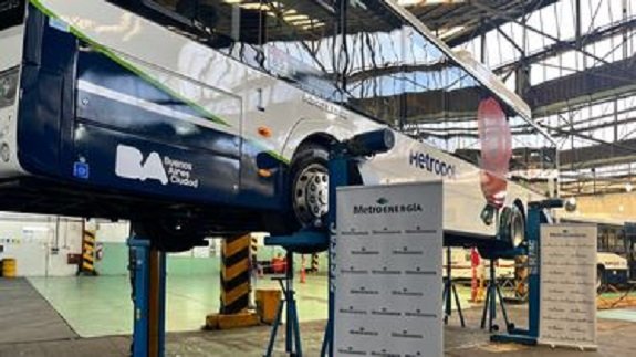 Colectivos 100% a GNC del país comenzó a operar.