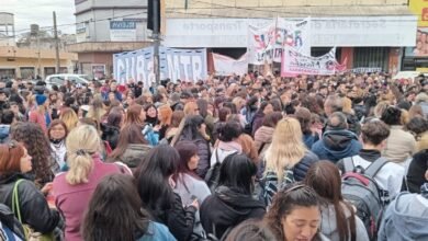 El miércoles 15 una masiva movilización de alrededor de 4000 docentes partió de la Plaza de San Justo y, después de pasar por la Fiscalía Nª 1 en José Indart 2676 para acompañar a la familia del docente Cristian Pereyra, asesinado hace cuatro meses mientras manejaba un auto de una aplicación, para pedir información y que se acelere la investigación de la causa por el docente Esteban Pinat, que lleva ya más de 8 años, concluyó frente al Consejo Escolar en Brig. Juan Manuel de Rosas 2676 para plantear a las autoridades diferentes reclamos urgentes de numerosas escuelas del distrito. El NCO conversó con Romina del Plá, Secretaria General del gremio docente, electa por el Frente Multicolor- Azul y Blanca. Hacía tiempo que no se veía tantos docentes en la calle protestando ¿Por qué se movilizaron al Consejo Escolar? Así es. Esta movilización de hoy está en el marco de una jornada de lucha de 48 hs aprobada en nuestro plenario de delegados de la seccional Matanza y en un plenario de delegados provinciales de las seccionales Multicolor del SUTEBA. Hoy le damos continuidad al paro de ayer, movilizándonos, en primer lugar a la Fiscalía Nª1 de San Justo para que se acelere la causa que investiga desde hace más de 8 años la vulneración de un niño en un Jardín de Infantes y al no realizar como corresponde la investigación se ha culpabilizado a un docente que hoy está preso, el compañero Esteban Pinat; también acompañamos a la familia del docente asesinado mientras manejaba un auto de una aplicación, Cristian Pereyra, para saber el estado de la causa . Concluimos en el Consejo Escolar para reclamar por las numerosísimas situaciones deficitarias de infraestructura escolar en las escuelas del distrito. Puntualmente ¿Cuáles son los reclamos que han planteado al Consejo? Planteamos al Consejo Escolar, a través de 3 tandas de reuniones con representantes de docentes y de la comunidad de alrededor de 100 escuelas, demandas que van desde la calefacción que a veces no funcionan hasta el caso de una escuela que trajo un cartel que dice “29 años sin estufa” pero, hay otras cuestiones como falta de refrigeración, de estado deficiente de los baños, techos, los comedores escolares con insuficiente comida para los chicos, así como la necesidad de creación de nuevas escuelas y jardines y, por supuesto, personal no solo docente sino también de auxiliares. Hubo una paritaria donde la conducción provincial, junto con otros gremios docentes, han acordado un aumento salarial de un 7% en dos tramos, un 5% en julio y un 2% en agosto ¿Cuál es la posición de ustedes? Lo hemos rechazado en una asamblea de los delgados de escuelas porque lo consideramos insuficiente. Entendemos que no es lo que necesita la docencia, pedimos un salario igual a la canasta familiar, ningún docente puede tener un sueldo por debajo de la línea de pobreza. Por supuesto este planteo no está dentro de lo que han negociado los sindicatos del Frente de Unidad Bonaerense (FUD), las direcciones provinciales hacen estos acuerdos pero hay un enorme descontento en los docentes de la provincia y se expresó en la masividad del paro de ayer y la movilización de hoy de alrededor de 4000 docentes. El gobierno provincial dice que ha hecho mucho esfuerzo para atender los reclamos docentes a pesar de que el gobierno de Milei le debe cerca de 20 billones de pesos a la provincia por los cortes en las trasferencias de fondos ¿Qué podes responder a esto? Por supuesto que el ajuste de Milei es un ajuste muy brutal, pero debo decir que no hemos visto ningún plan de lucha de Ctera para reclamar por esto o bien que el gobernador kicillof haya llamado a una movilización para exigir que le devuelvan los fondos retenidos. Por lo tanto al no haber un plan de acción para enfrentar esta política nacional ni por parte del gobierno bonaerense, ni de los sindicatos, nosotros no estamos de acuerdo que el ajuste se descargue sobre la educación y sus trabajadores. Cómo viene siendo la transición, después de haber asumido la nueva conducción el Frente Multicolor-Azul y Blanca el sindicato, entendiendo que tuvieron algunas complicaciones dejadas por la conducción Celeste. Es una transición bastante compleja, porque la conducción Celeste nos quiere ahogar, poniéndonos dificultades para funcionar como corresponde, al darnos recursos más bajos de los que debe tener la seccional, pero sobretodo no nos están dando las licencias gremiales, que es una de las necesidades básicas para que quienes integramos la conducción podamos ejercer las tareas gremiales y defender a nuestros compañero y compañeras. Por lo tanto, estamos denunciando este ahogo financiero, reclamando los recursos que nos corresponden, para lo cual estamos impulsando un petitorio con el apoyo del plenario de delegados de la seccional de La Matanza. Tuvieron elección de delegados. ¿Cuál ha sido la respuesta en las escuelas? Han sido muy importantes esas elecciones de delegados. Fueron electos más de 800 delegados y nos faltan todavía algunas escuelas. Creemos que tenemos que dar un salto en la organización de los trabajadores docentes y al mismo tiempo estamos impulsando una campaña de afiliación para fortalecer el sindicato.          Suscribite a nuestro canal de PULENTA STREAM           Youtube – Instagram           Te Puede Interesar:            https://www.instagram.com/diarioncomatanza            https://facebook.com/diarionco