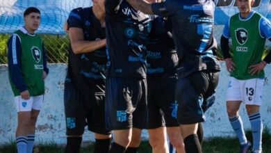 En una gran fecha para los equipos matanceros donde se ganaron algunos encuentros claves, repasamos los resultados correspondientes en un momento del campeonato donde todo puede pasar y se están ajustando los últimos detalles de cara a la parte más linda. Por Giuliana Salmonte Siciliano Gmail: giulianasalmontesiciliano@gmail.com Este sábado, por la fecha 24 del torneo de la Primera Nacional, Almirante Brown venció 2-0 a Ciudad de Bolívar y consiguió un triunfo clave para seguir escalando en la categoría y quedarse a cinco unidades de la cima del campeonato. El conjunto de Isidro Casanova volvió a hacerse fuerte como local y aprovechó el partido para mantenerse cerca de los primeros puestos. Tras un primer tiempo sin mucha acción ni nada que destacar, los matanceros disputaron un complemento sin fallas y gracias a los goles de Enzo Cardozo a los 54’ y Joaquin Ibañez, a falta de seis para el final, El Mirasol se llevó la victoria y encendió la ilusión de los hinchas. La victoria ante Ciudad de Bolívar adquiere todavía más valor por el momento del torneo y la cercanía entre los equipos que aparecen en la parte alta de la tabla. La Fragata quedó a cinco puntos del líder de la Zona A, que es Ferro y tiene 43, y buscará seguir por este camino la semana próxima, cuando visite a Tristán Suárez. Deportivo Liniers se reencontró con la victoria En la Primera B Metropolitana, los equipos del partido disputaron la séptima fecha del campeonato. Laferrere recibió a Arsenal, los de San Justo visitó a Defensores Unidos y El Tano a Deportivo Merlo. En primer lugar, Liniers dejó atrás la serie de igualdades en los partidos anteriores y se llevó un gran triunfo en Zárate. Se sabía que se iba a tratar de un partido muy disputado ya que son de los equipos que más flojos vienen en el campeonato y deben sumar a como de lugar. En este caso, los locales comenzaron arriba con un gol de Martín Giménez cuando apenas amanecía el cotejo y desde ese momento, el primer tiempo se volvió cuesta arriba. A La Topadora no le salió nada de lo planeado y urgente necesitó irse al entretiempo para tomar aire y salir a buscar dar vuelta el resultado en el complemento. Tal fue así que en el segundo tiempo, en una ráfaga de 10 minutos, lo dio vuelta y pasó a ganar 3-1: Bruno Gauna por duplicado y Thiago Coria fueron los héroes de la tarde. A partir de ahí, Liniers pudo mantener esa ventaja con buen juego y movimiento de pelota, lo cual complicó al rival hasta los minutos finales que fue cuando la visita se metió atrás y Defensores Unidos logró el descuento por medio de Julio López, pero no le alcanzó, y finalmente, Liniers se terminó llevando un triunfazo de visitante. A pesar de la victoria, La Topadora se mantiene en la decimosexta posición con 32 unidades y el próximo fin de semana, recibirá a Argentino de Quilmes, en lo que promete ser un encuentro muy parejo ya que los dos se encuentran en realidades similares. Por su parte, en la noche del sábado, Sportivo Italiano goleó a Deportivo Merlo por 4-0 en el Estadio José Manuel Moreno, en lo que fue un gran partido que el matancero liquidó en la primera mitad con la gran figura de Máximo Guzman durante los 90 minutos. En apenas 19 minutos, El Azzurro logró lo que no había logrado en el partido anterior: dominar las acciones y convertir. El ‘9’ del conjunto visitante se lució y en una ráfaga, marcó un doblete, luego, fue Francisco Molina quien anotó el 3-0 que ya fue irremontable para el conjunto local, pero todavía había lugar para algo más: a los 78 minutos, fue Máximo Guzmán quien convirtió su hat-trick y liquidó el cotejo. Así es que, El Tano se mantiene sexto con 49 puntos y, en la próxima jornada, recibirá en el República de Italia a Dock Sud en busca de seguir por el camino de mantenerse en zona de Reducido. Por último, Deportivo Laferrere recibió a Arsenal, uno de los punteros del campeonato y le hizo un gran partido, tal es así que logró una igualdad 1-1. A pesar de que comenzó arriba con el gol de Franco Romero a los 83 minutos, sobre el final, los de Sarandí tuvieron una serie de chances que le permitieron a Matías Sosa empatar el enfrentamiento en uno. De esta manera, se posicionó octavo con 42 puntos y el próximo fin de semana, visitará a Excursionistas, nuevamente uno de los punteros. Ola de triunfos en la Primera C Este fin de semana solo jugaron Lugano y Yupanqui ya que el entrenamiento entre Sacachispas y Deportivo Paraguayo se disputará este lunes a las 15 en el Estadio Roberto Larrosa donde el matancero buscará seguir por la vía triunfo, como lo hizo la fecha pasada. Tras la derrota como local ante Cañuelas, este sábado, Yupanqui se propuso dar vuelta la página y debió visitar a El Porvenir, uno de los equipos más débiles de la zona, al cual venció por 3-0 con dos goles de Sergio Salomone y el restante de Jean Rousseau. Un triunfo que vale mucho teniendo en cuenta el partido perdido la fecha anterior y los objetivos a corto plazo que tiene el equipo matancero ya que se ubica cuarto con 32 unidades. La semana próxima buscará mantenerse cuando visite a Puerto Novo. Finalmente, El Naranja recibió a Victoriano Arenas y no pudo hacer un gran partido, el rival tampoco propuso mucho y el encuentro terminó sin goles. Esta igualdad movió al matancero al tercer lugar del campeonato con 36 puntos, al igual que el Berazategui y en la próxima fecha recibirá al Club Luján. Suscribite a nuestro canal de PULENTA STREAM Youtube – Instagram Te Puede Interesar: https://www.instagram.com/diarioncomatanza https://facebook.com/diarionco
