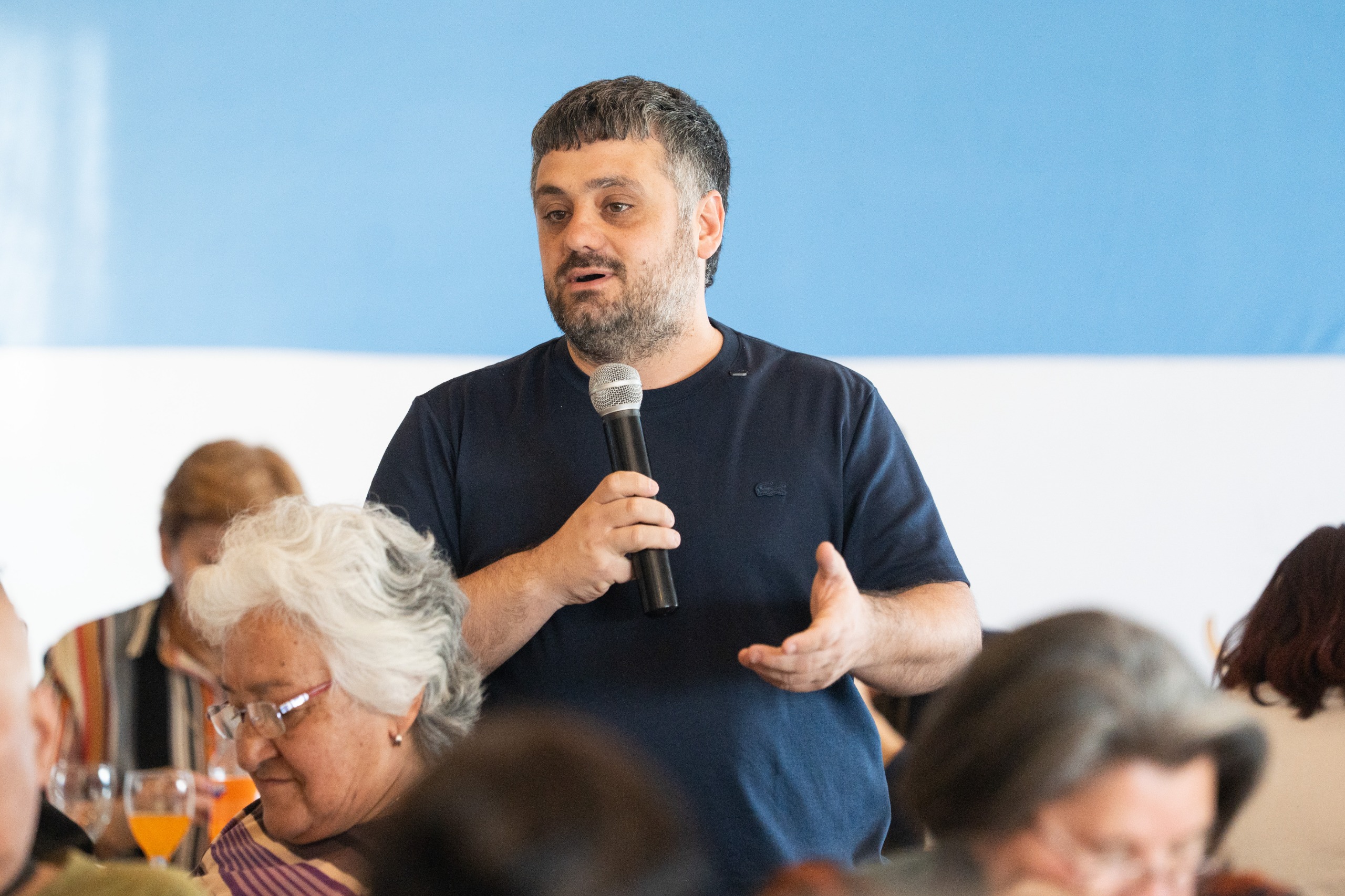 Facundo Tignanelli con jubilados en La Matanza