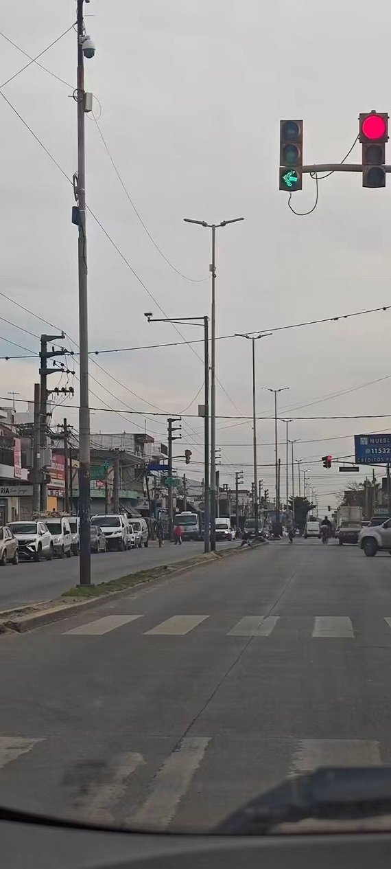 Señalización. Semáforo averiado fuerza maniobras de riesgo.