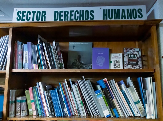 Biblioteca. Espacio dedicado a los derechos humanos.